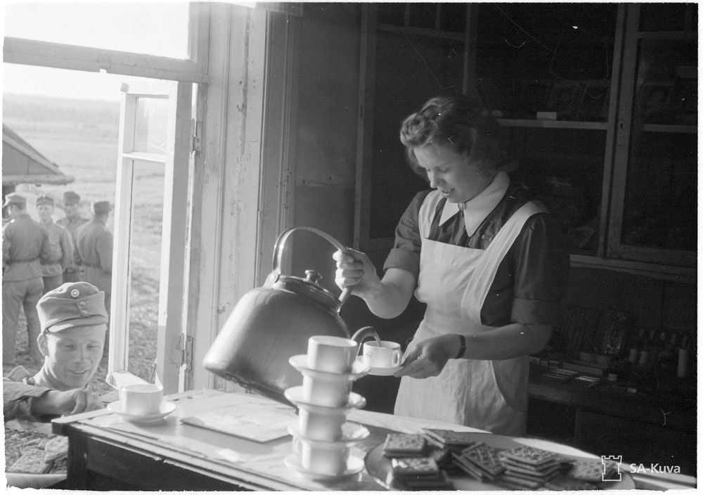 Rshy:n sotilaskoti tarjoaa pojille juhlakahvit. Neiti Flingberg kaataa kahvia.