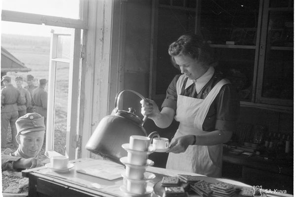 Rshy:n sotilaskoti tarjoaa pojille juhlakahvit. Neiti Flingberg kaataa kahvia.