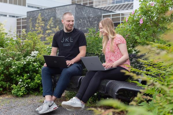 1j opiskelijat pihalla