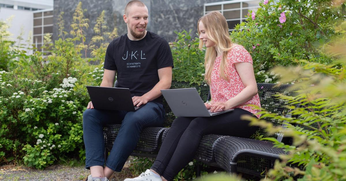 1j opiskelijat pihalla