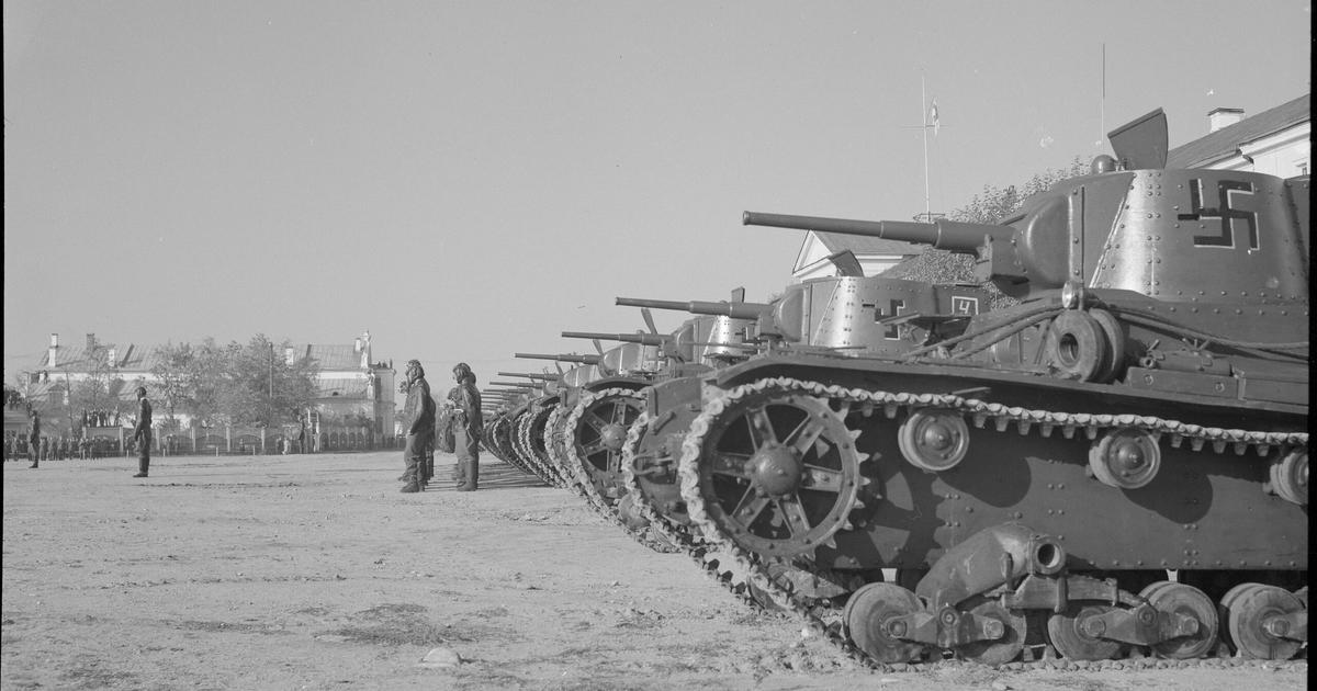 Paraatiin osallistuva panssariosasto.