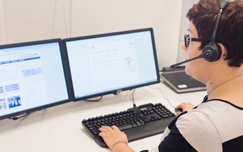 Etualalla asiakasta palvelee puhelimitse Jenni Tauriainen.