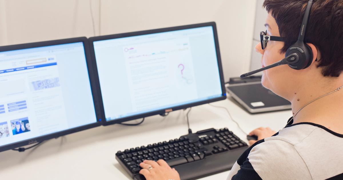 Etualalla asiakasta palvelee puhelimitse Jenni Tauriainen.