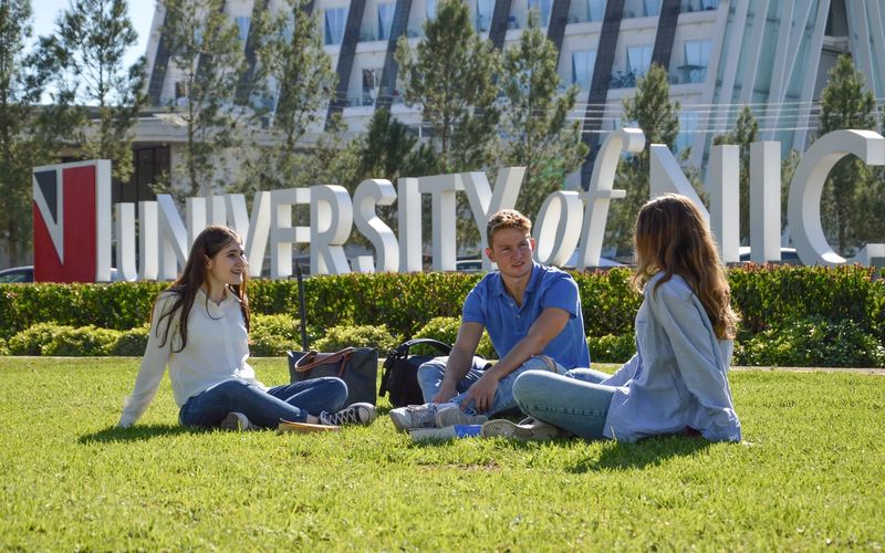 Opiskelijoita yliopiston edessä