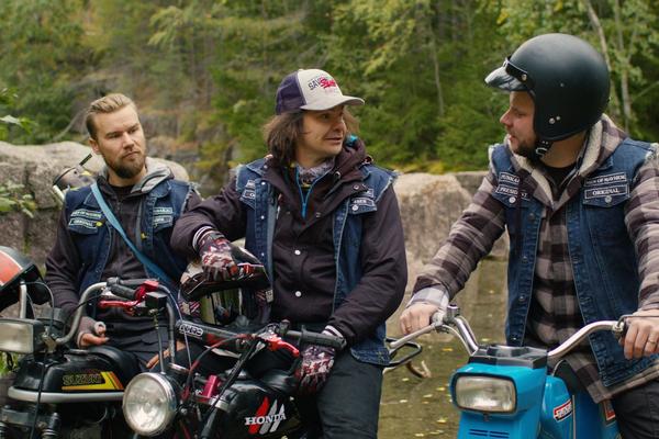 MC-Helper-beKINGs_FIRST-STILL_MC-Helper-mopokerhon-jengiä_Kuvassa-Liima-(Kaperi)_Räkä-(K-Rinkinen)_ja_Kullervo-(Kemell)_Kuva-©-Biisonimafia_IMG_3955