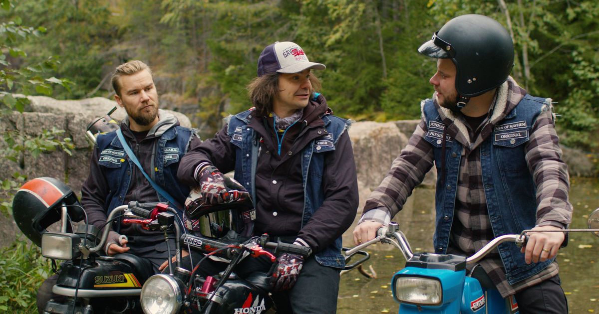 MC-Helper-beKINGs_FIRST-STILL_MC-Helper-mopokerhon-jengiä_Kuvassa-Liima-(Kaperi)_Räkä-(K-Rinkinen)_ja_Kullervo-(Kemell)_Kuva-©-Biisonimafia_IMG_3955