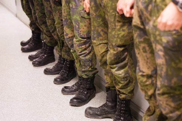 Valtio maksaa varusmiehille silmälasit – monet eivät halua käyttää omia lasejaan