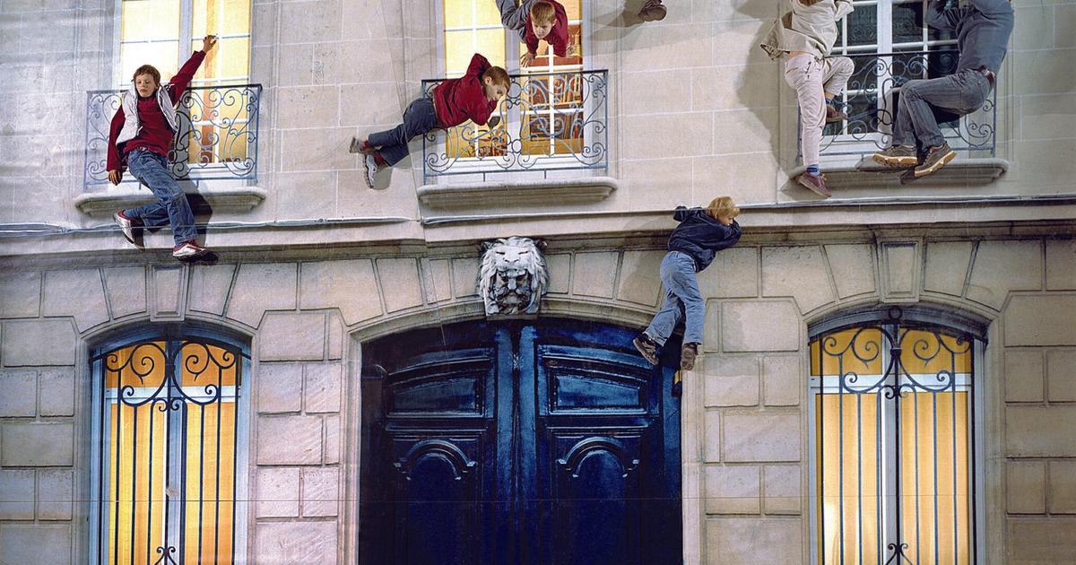 LE_Bâtiment_02_2004_Photo courtesy of Leandro Erlich Studio