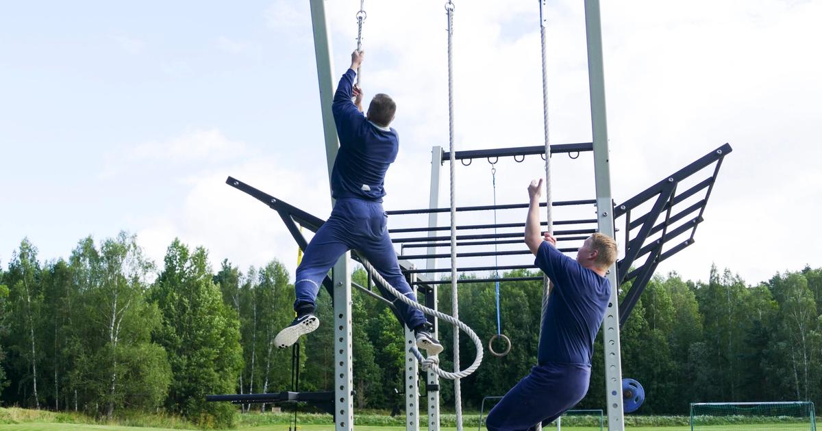 Varusmiehet urheilemassa