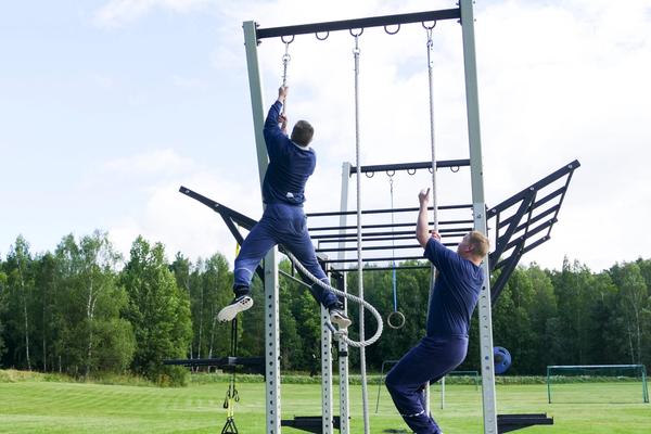 Varusmiehet urheilemassa