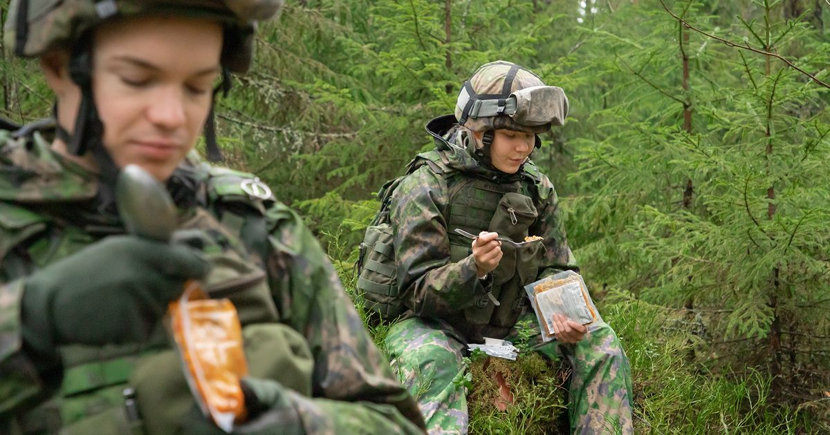 Varusmiehet harjoituksessa_lounaspussi_Leijona_Catering