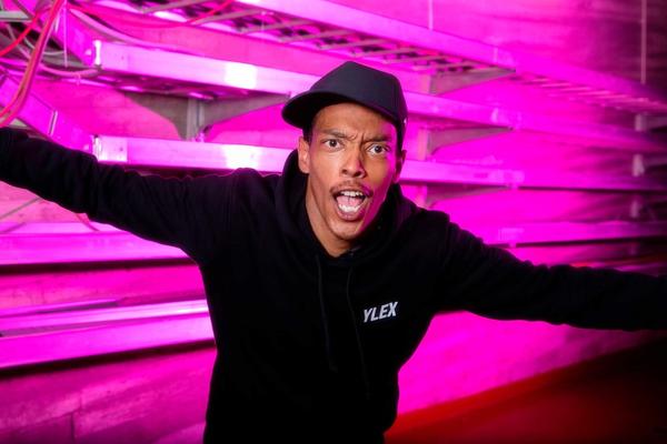 Tentissä_Lloyd-Libiso_Kuva_Raine-Laaksonen_Yleisradio