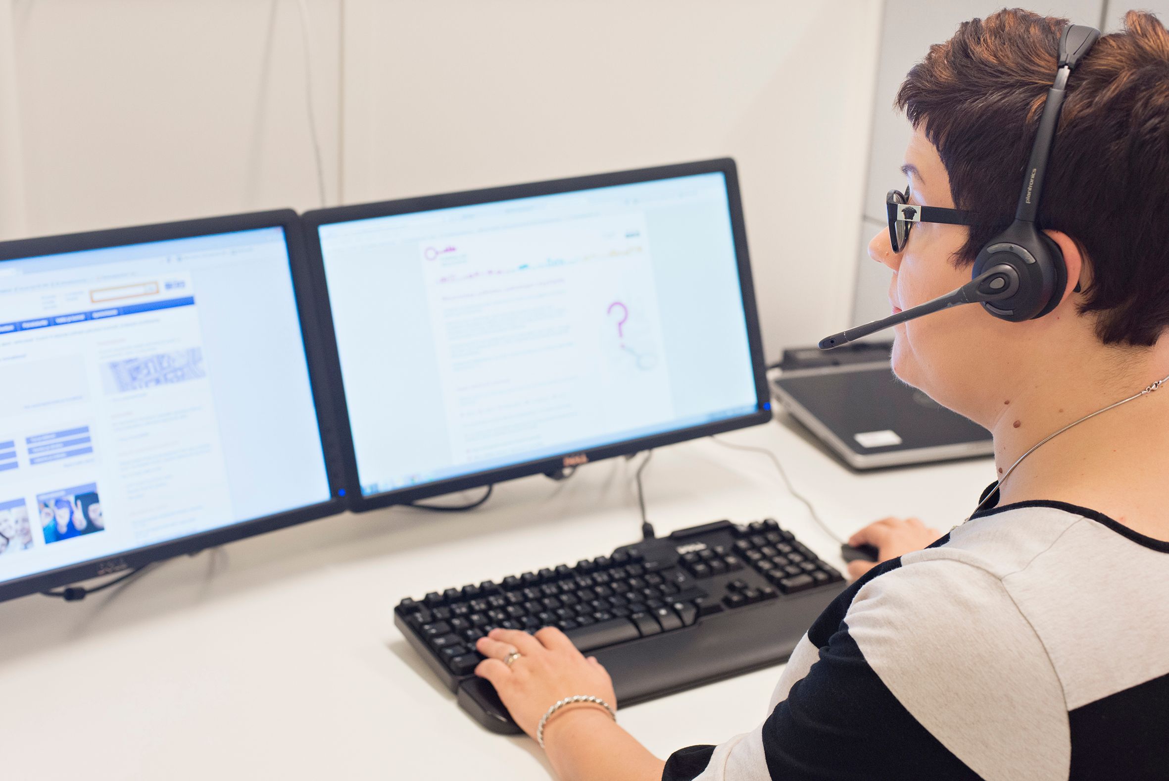 Etualalla asiakasta palvelee puhelimitse Jenni Tauriainen.