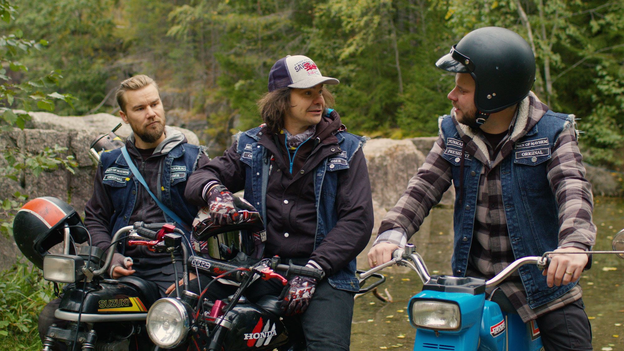 MC-Helper-beKINGs_FIRST-STILL_MC-Helper-mopokerhon-jengiä_Kuvassa-Liima-(Kaperi)_Räkä-(K-Rinkinen)_ja_Kullervo-(Kemell)_Kuva-©-Biisonimafia_IMG_3955