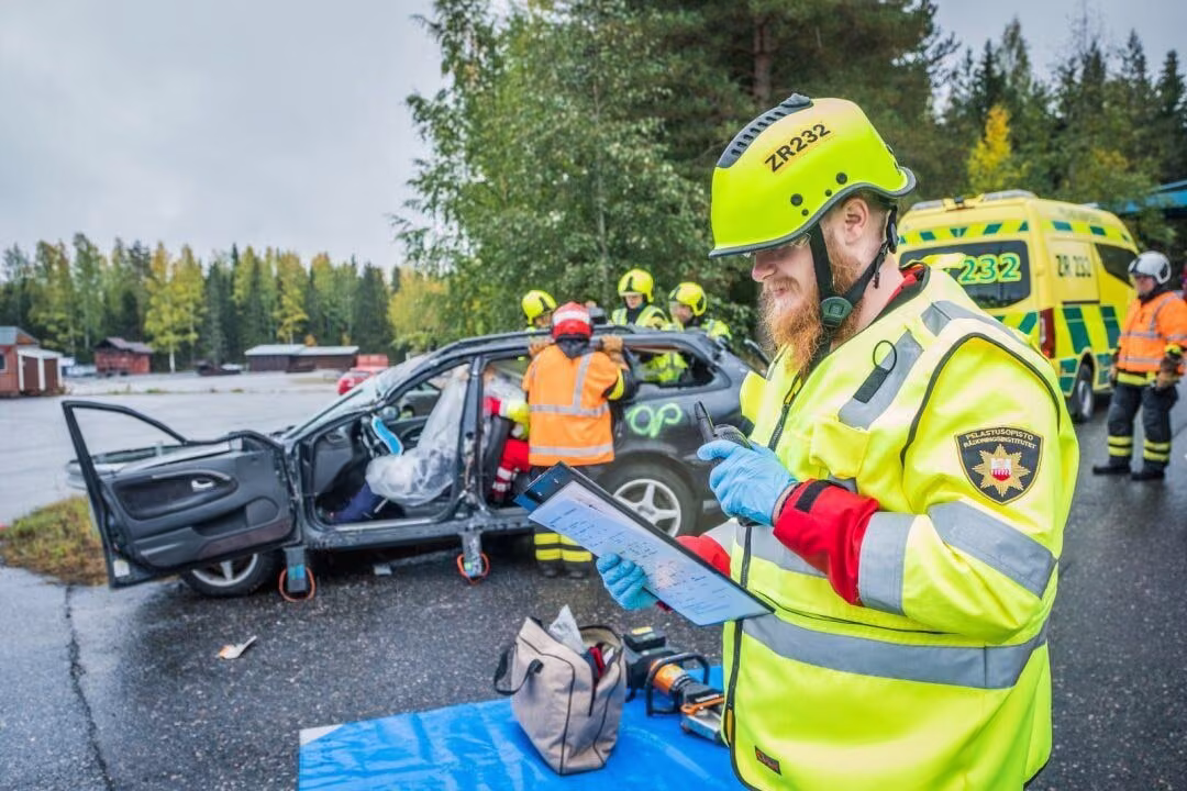 Keitä ne on ne sankarit – ja missä sellaiseksi opiskellaan?